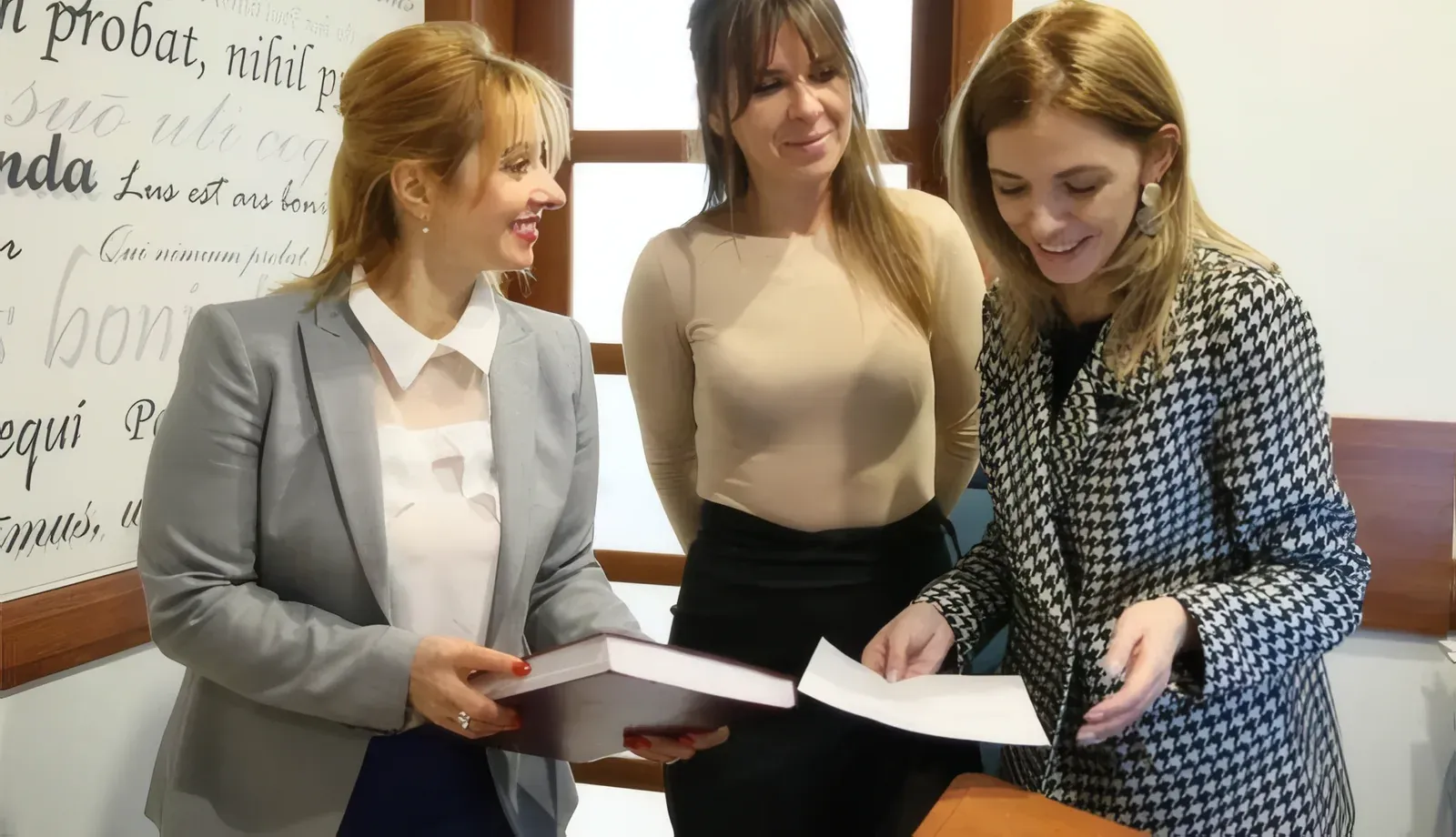 Лаврик Тетяна Ярославівна (зліва) з командою офісу за роботою у нотаріальній конторі у Львові