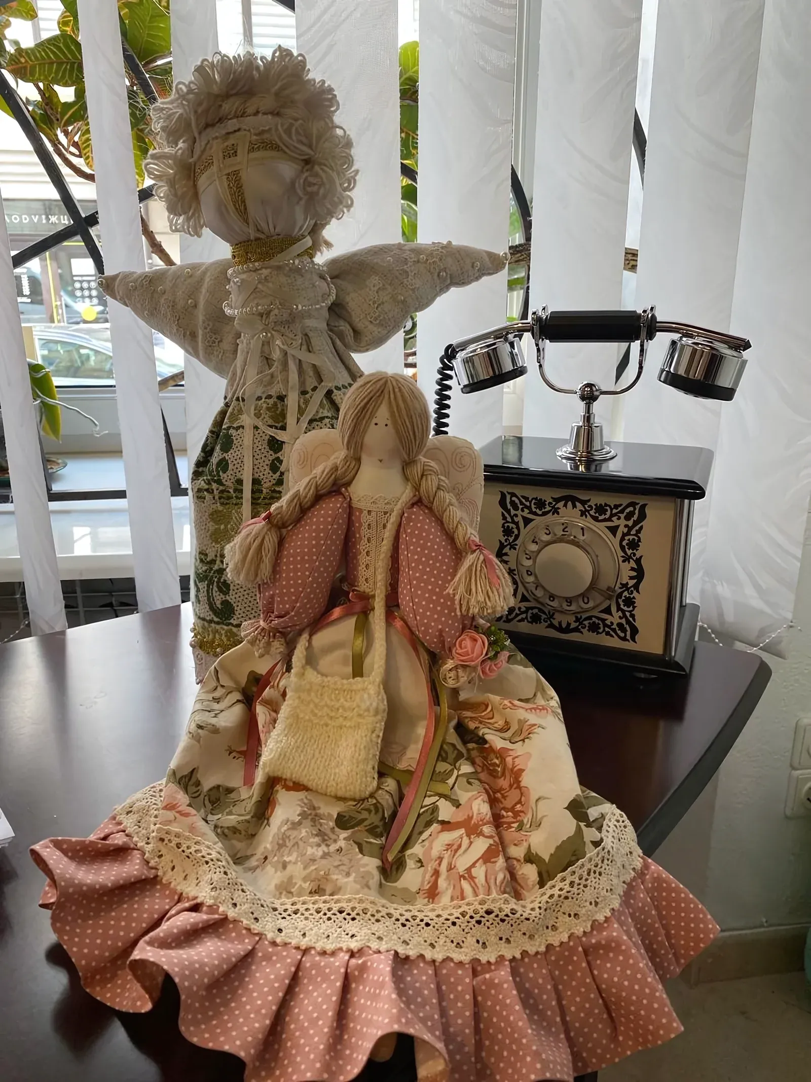 Атмосферна деталь інтер'єру нотаріальної контори — сімейне тепло і бюрократія зустрічаються тут