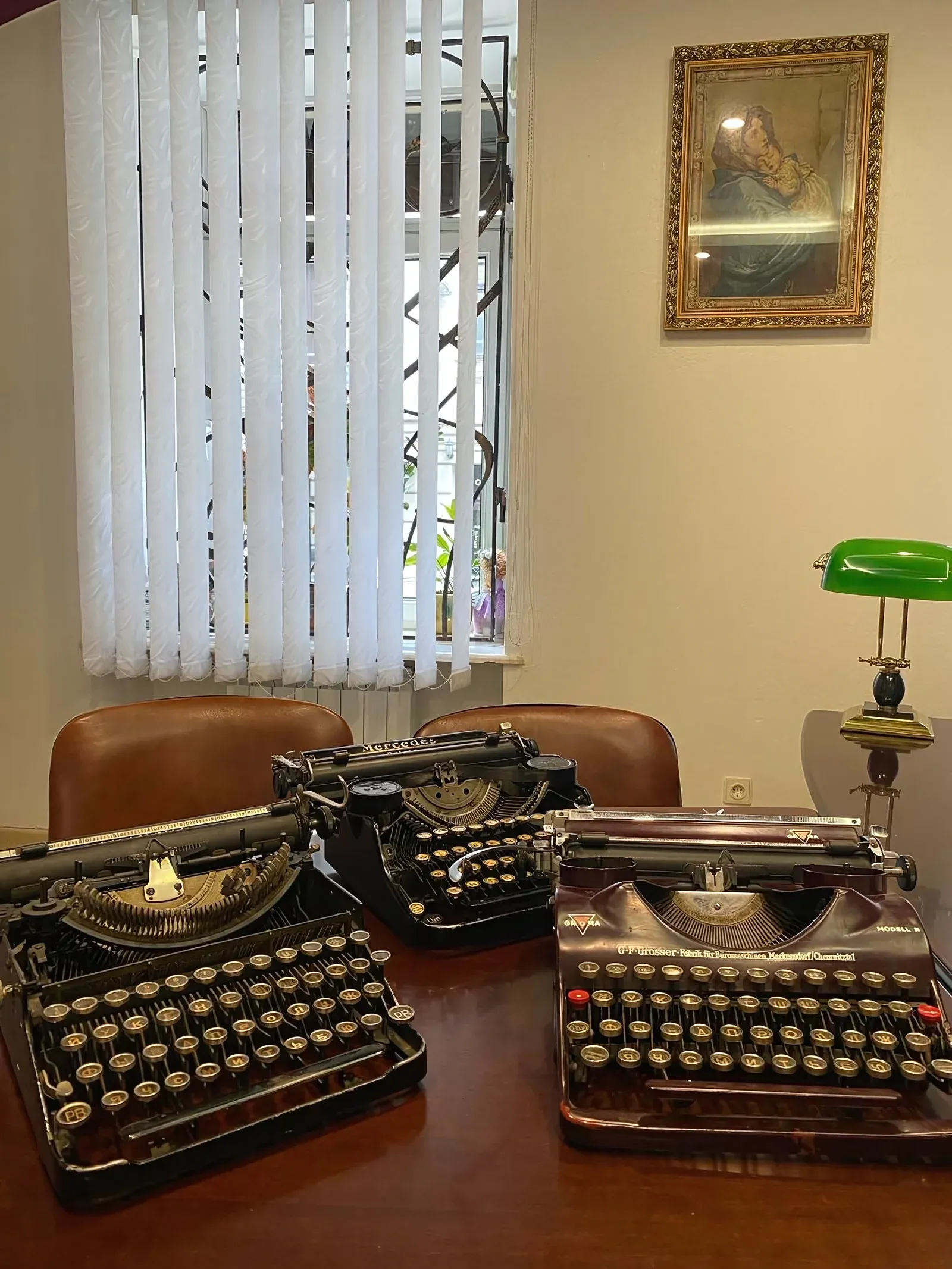 Колекція класичних друкарських машинок у кабінеті нотаріуса — відсилка до традиції нотаріального ремесла